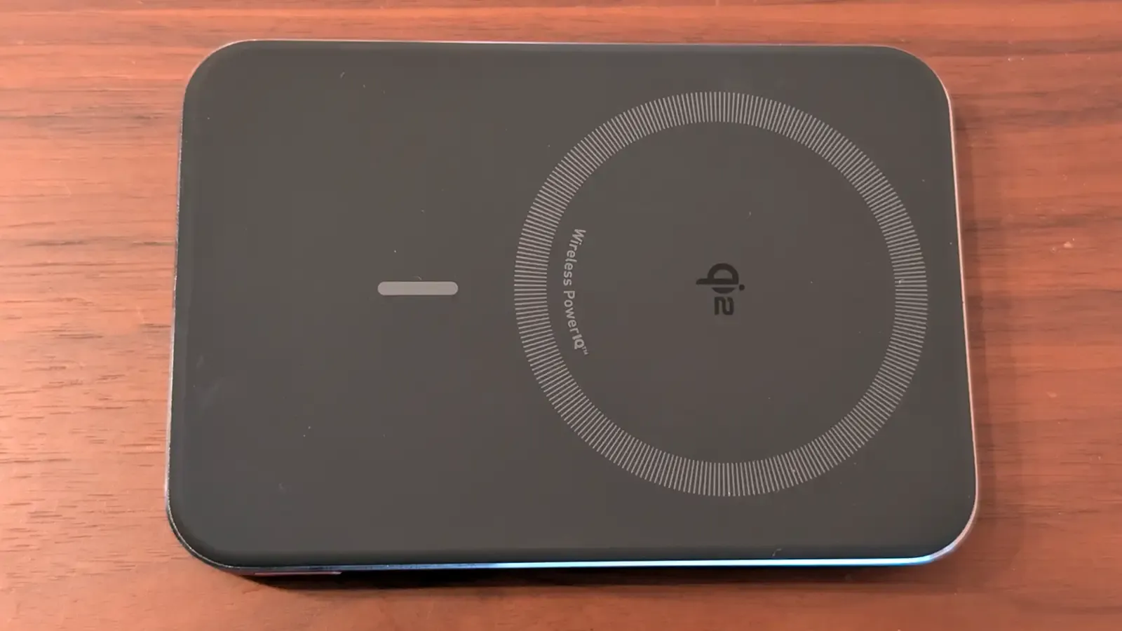 Anker製のMagGo Power Bank (Qi2対応) をPixelスマホの背面に装着した様子