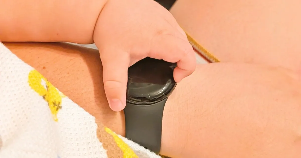 Google Pixel Watchを操作する様子