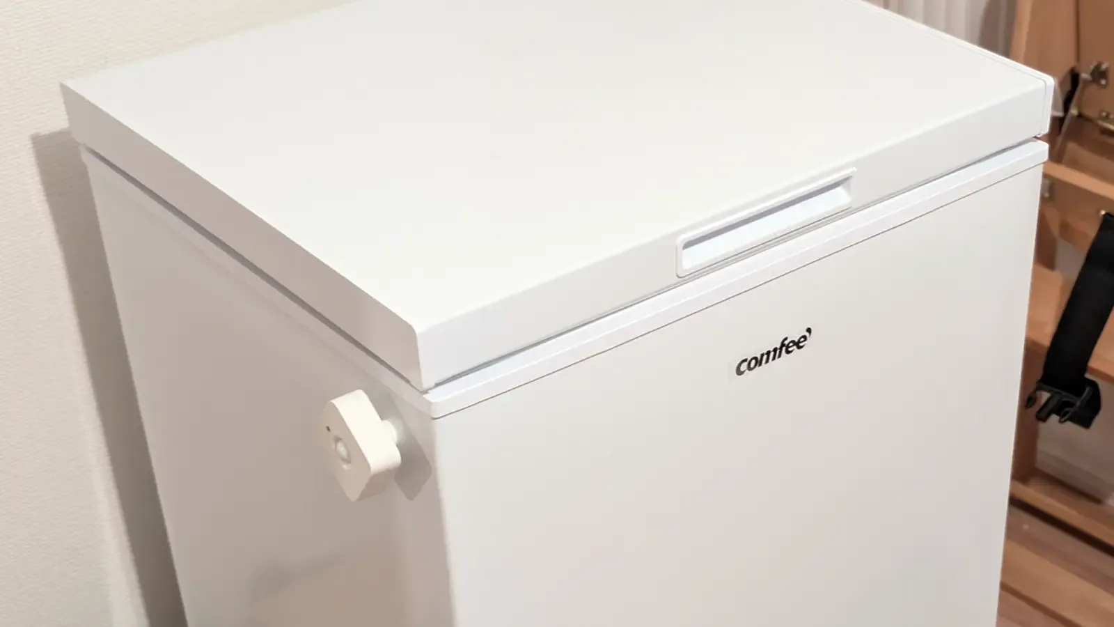 COMFEE社の上開きタイプの白い冷凍庫