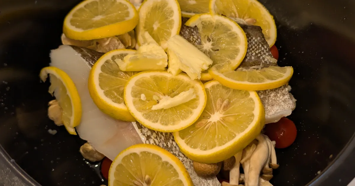 アクアパッツァを作ろうと思ったけど、薄味が苦手なことを相談したら、俺好みのガリバタアクアパッツァを作ってくれた