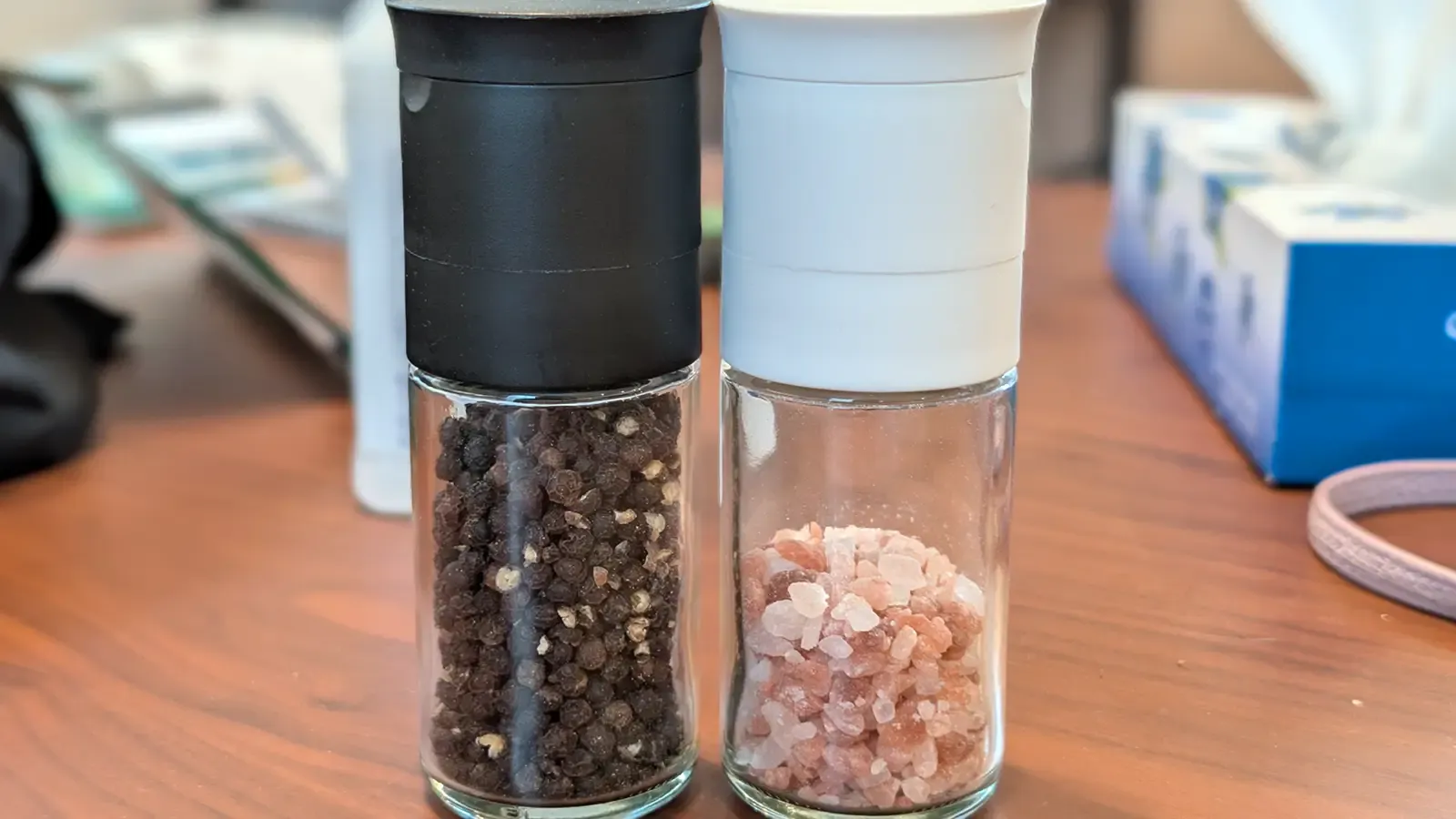 貝印のシンプルな手動式ソルト＆ペッパーミル