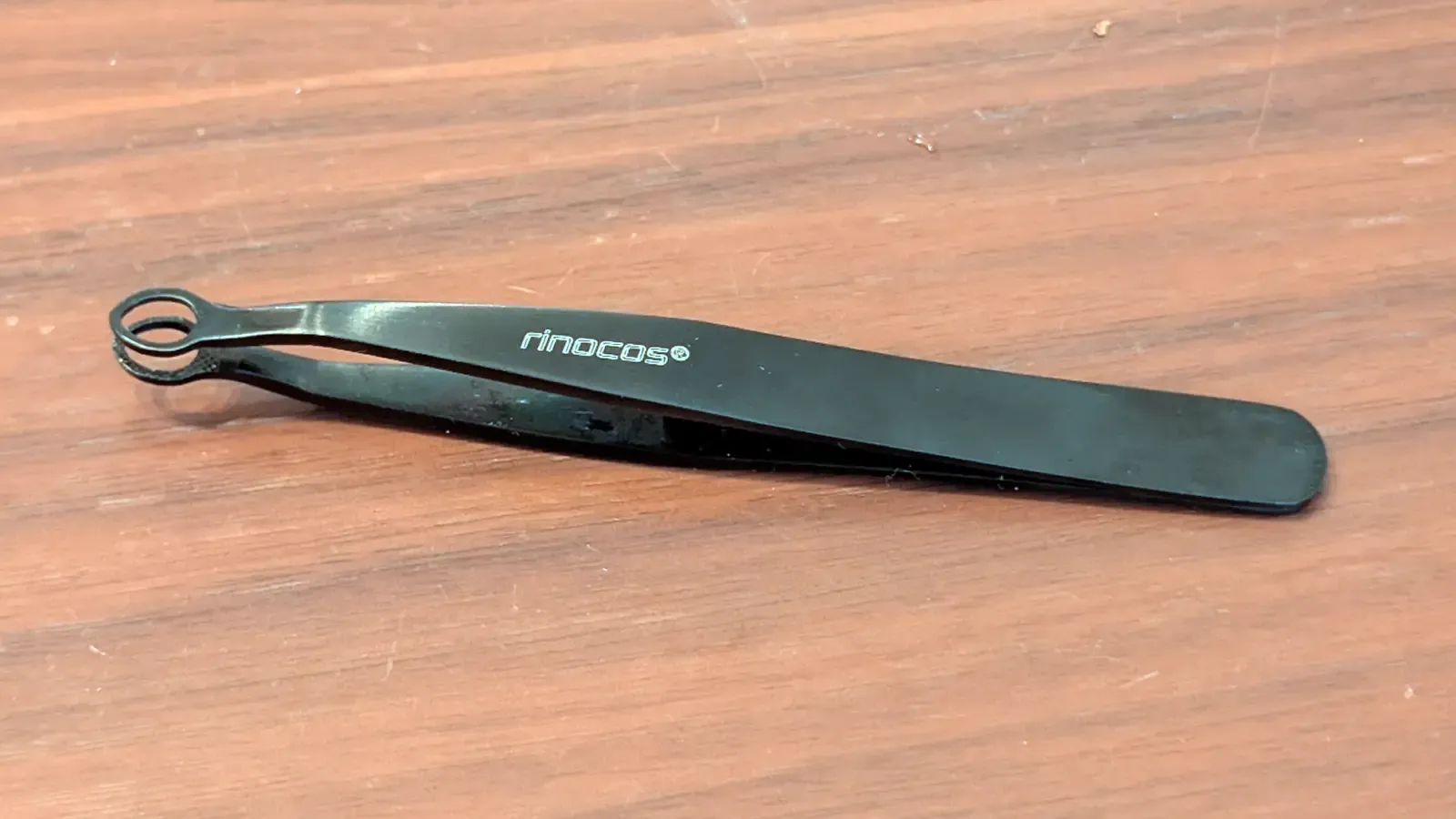 先端が丸くなった安全な鼻毛用ピンセット