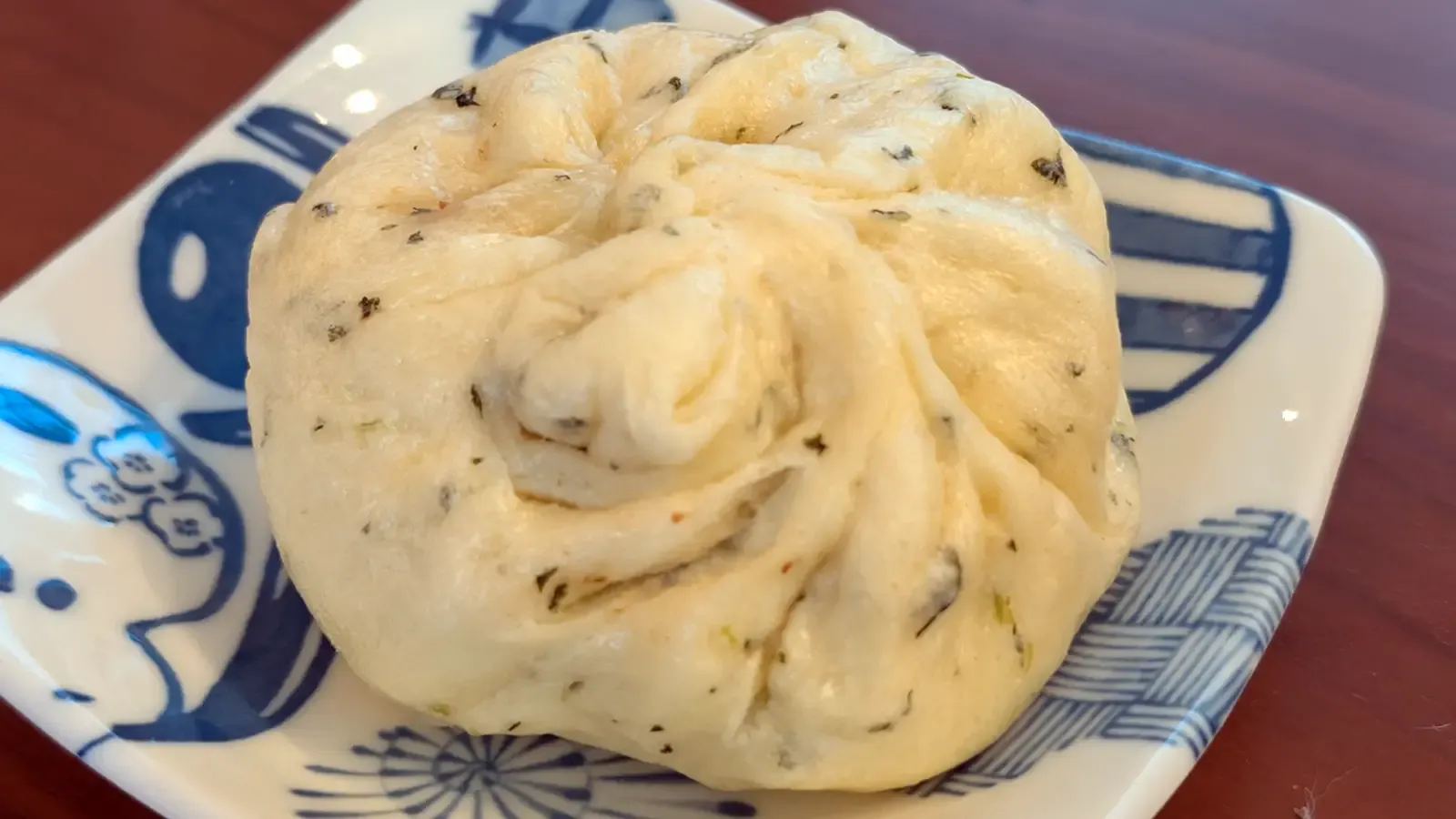 蒸したての色鮮やかな小松菜まん