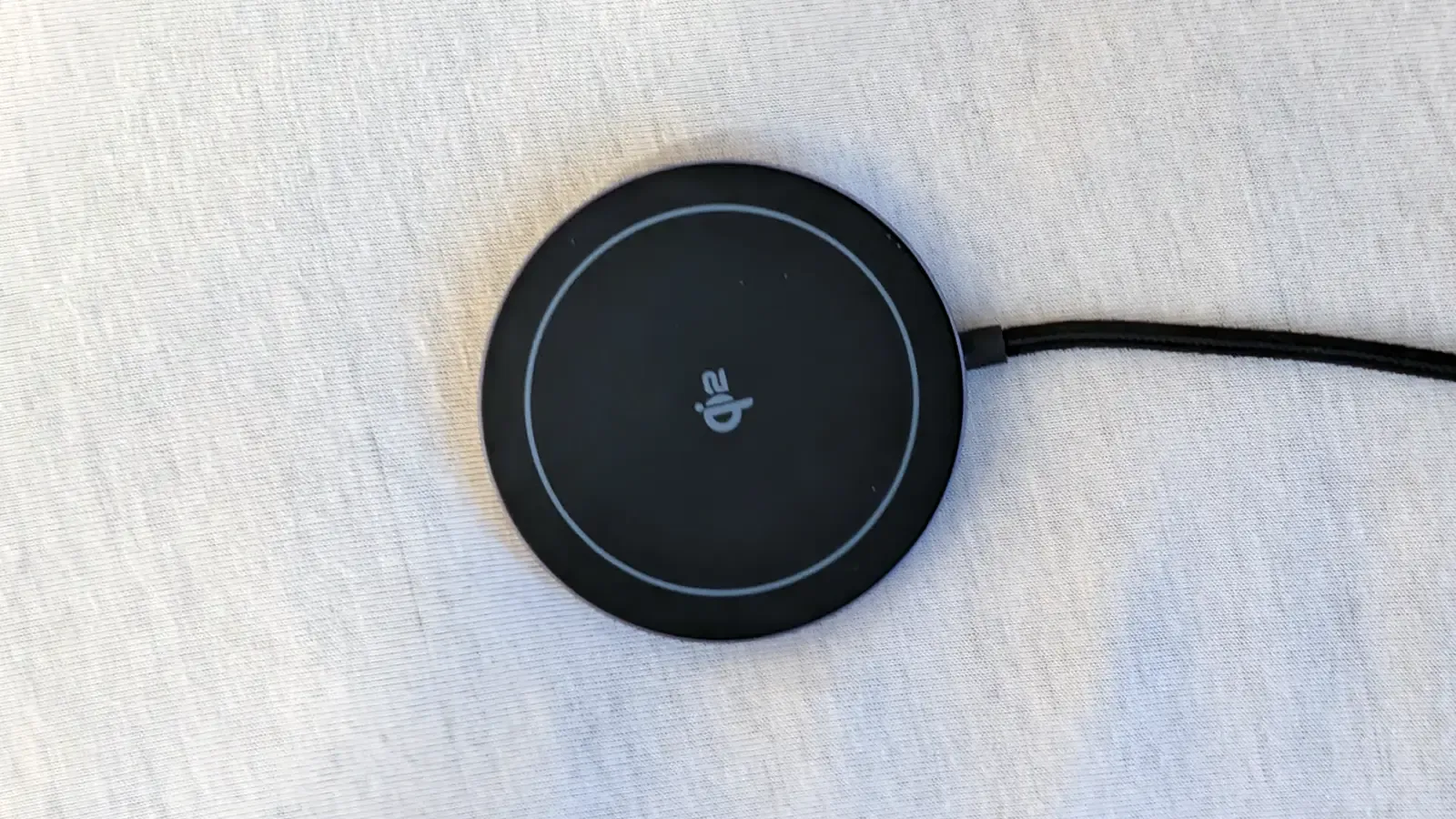 UGREEN製のMagFlow Qi2 ワイヤレス充電器