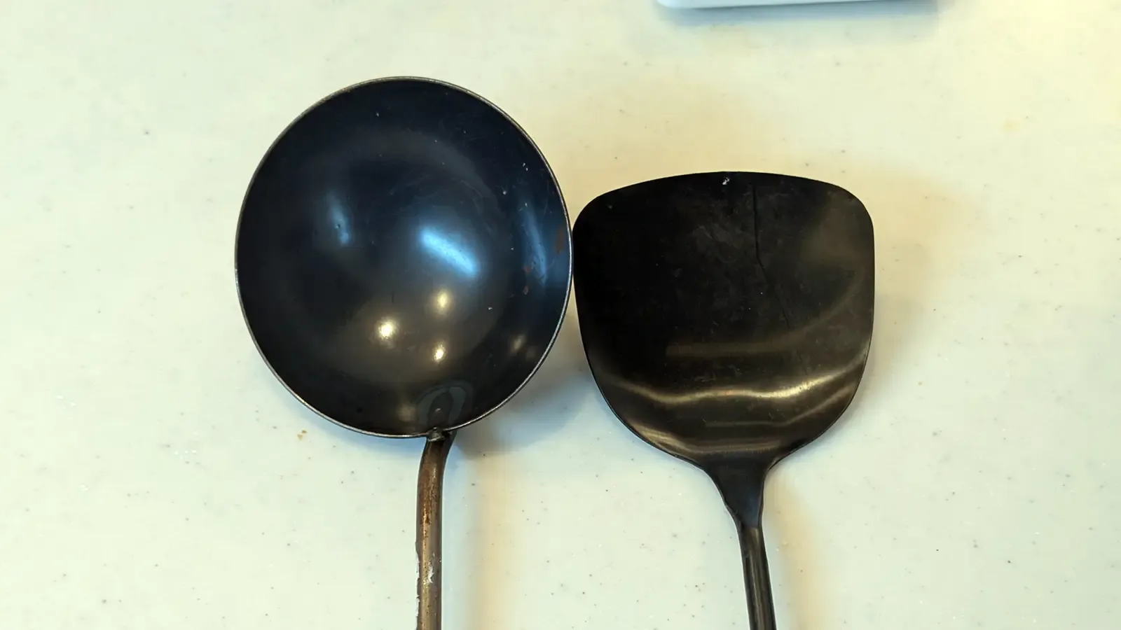 中華鍋でチャーハンを作るための頑丈なスパチュラとお玉